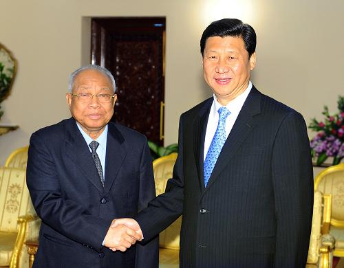 12月22日,正在柬埔寨進(jìn)行正式訪問(wèn)的中國(guó)國(guó)家副主席習(xí)近平在金邊會(huì)見(jiàn)柬埔寨參議院主席謝辛。新華社記者 李濤 攝