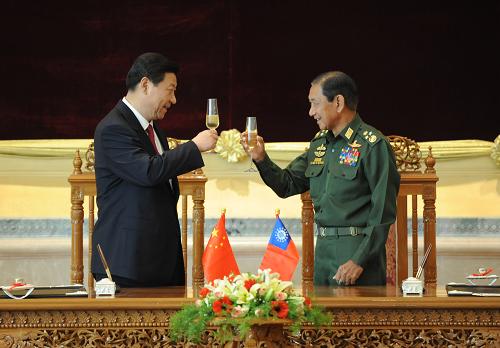 12月20日,正在緬甸進(jìn)行正式訪問的中國國家副主席習(xí)近平在內(nèi)比都與緬甸國家和平與發(fā)展委員會副主席貌埃共同出席兩國有關(guān)文件的簽字儀式。這是簽字儀式后,習(xí)近平和貌埃舉杯慶祝。新華社記者 馬占成 攝