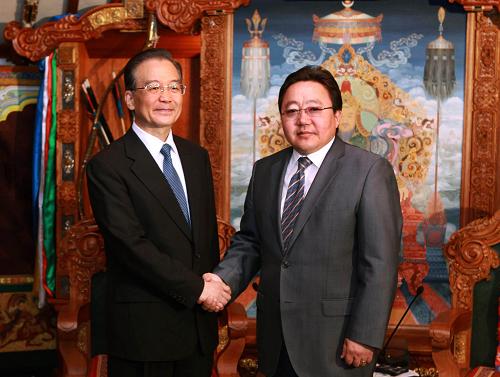 溫家寶會見蒙古國總統(tǒng)額勒貝格道爾吉 6月2日,中國國務(wù)院總理溫家寶在烏蘭巴托會見蒙古國總統(tǒng)額勒貝格道爾吉。 新華社記者 龐興雷 攝