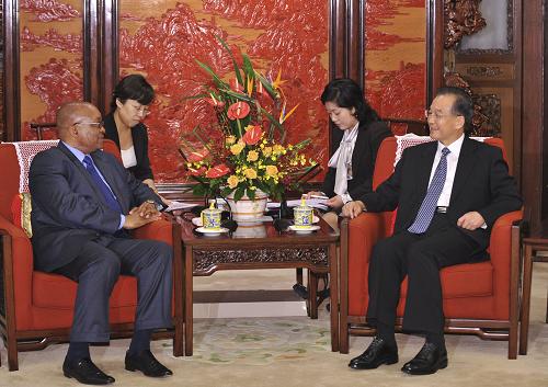 8月25日,中國國務(wù)院總理溫家寶在北京中南海紫光閣會(huì)見南非總統(tǒng)祖馬。新華社記者 黃敬文 攝