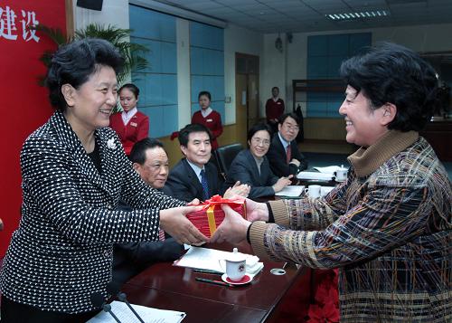 11月7日,中共中央政治局委員、國務(wù)委員劉延?xùn)|在北京出席省部級(jí)領(lǐng)導(dǎo)干部文化體制改革與文化建設(shè)專題研討班結(jié)業(yè)式。這是劉延?xùn)|為學(xué)員代表頒發(fā)結(jié)業(yè)證書。新華社記者 龐興雷 攝
