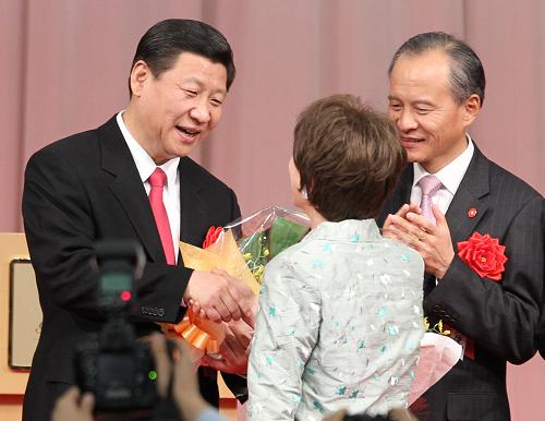12月15日,中國國家副主席習(xí)近平在東京出席由日中友好七團體及僑界四團體聯(lián)合舉行的歡迎招待會。這是習(xí)近平接受日本著名歌手芹洋子獻花。新華社記者 任正來攝
