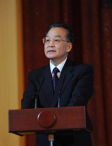 10月28日,第三屆中俄經(jīng)濟(jì)工商界高峰論壇在莫斯科隆重開幕,中國(guó)國(guó)務(wù)院總理溫家寶和俄羅斯總理普京共同出席并致辭。這是溫家寶在論壇開幕式上致辭。新華社記者 黃敬文 攝