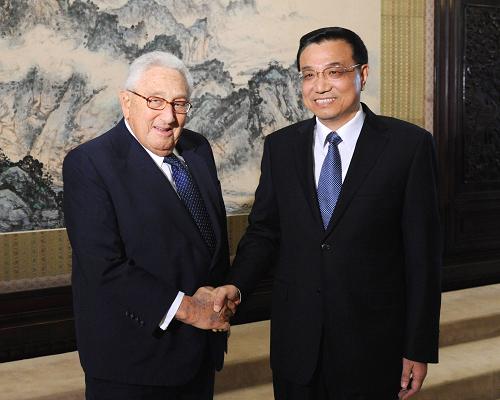 3月15日,國務(wù)院副總理李克強(qiáng)在北京中南海紫光閣會見美國前國務(wù)卿基辛格。新華社記者 黃敬文 攝