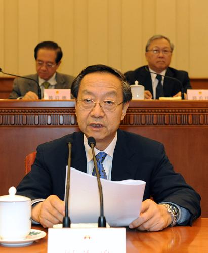 12月24日,十一屆全國(guó)人大常委會(huì)第十二次會(huì)議在北京人民大會(huì)堂舉行第二次全體會(huì)議。這是工業(yè)和信息化部部長(zhǎng)李毅中向會(huì)議報(bào)告近年來促進(jìn)中小企業(yè)發(fā)展情況。 新華社記者黃敬文攝