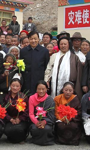 2011年4月14日,劉云山在青海省玉樹縣結(jié)古鎮(zhèn)考察災(zāi)后重建項目后與災(zāi)區(qū)群眾合影。新華社記者 丁林 攝