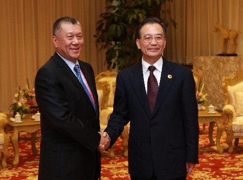 4月18日,國務(wù)院總理溫家寶在海南博鰲會見澳門特別行政區(qū)行政長官何厚鏵。新華社記者 龐興雷 攝