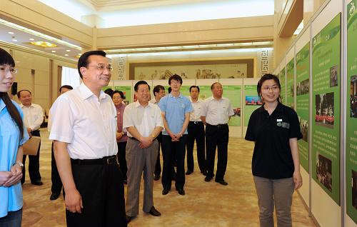 6月4日,中共中央政治局常委、國務(wù)院副總理李克強(qiáng)在北京參觀了環(huán)境保護(hù)成果展覽。新華社記者 李濤 攝