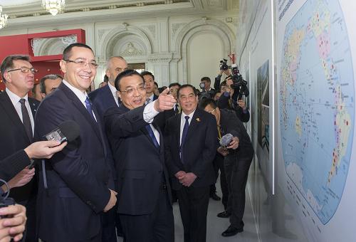 11月26日,中國國務院總理李克強在羅馬尼亞布加勒斯特與中東歐國家領導人共同參觀中國鐵路等基礎設施及裝備制造展。新華社記者 李學仁 攝