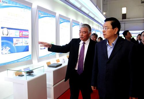 10月21日,中共中央政治局委員、國務院副總理張德江在北京參觀中國電子科技集團公司“十一五”成果展。新華社記者 丁林 攝