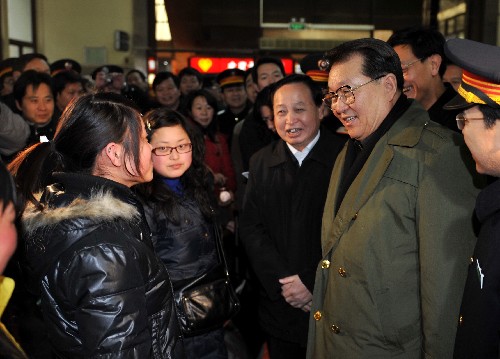 受胡錦濤總書記委托,中共中央政治局常委李長春近日專程赴湖北災(zāi)區(qū),代表黨中央、國務(wù)院慰問受災(zāi)群眾,考察指導(dǎo)抗災(zāi)救災(zāi)工作。這是1月30日,李長春在湖北武漢漢口火車站看望慰問旅客。 新華社記者 劉建生 攝