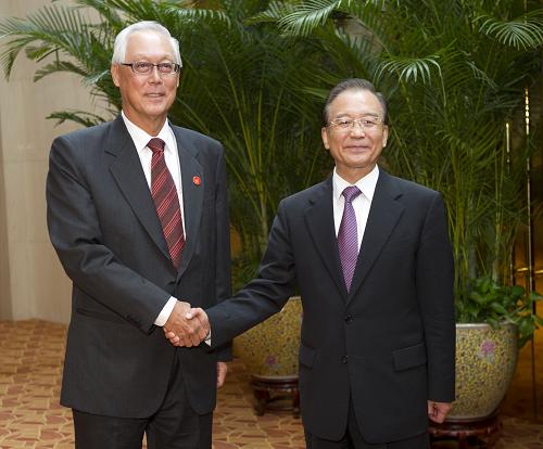 9月11日,中國國務(wù)院總理溫家寶在天津會(huì)見出席夏季達(dá)沃斯論壇的新加坡榮譽(yù)國務(wù)資政吳作棟。新華社記者 黃敬文 攝