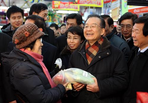 1月16日,中共中央政治局常委、國(guó)務(wù)院總理溫家寶在北京考察工作。這是溫家寶在物美便利超市天東分店與購(gòu)物市民聊天。新華社記者 姚大偉 攝