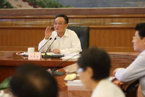 8月18日,十一屆全國(guó)人大常委會(huì)第八次委員長(zhǎng)會(huì)議在北京人民大會(huì)堂舉行。吳邦國(guó)委員長(zhǎng)主持會(huì)議。 新華社記者 劉衛(wèi)兵 攝