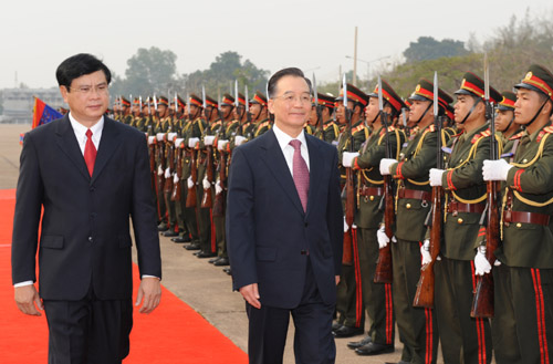 3月30日,國務(wù)院總理溫家寶在萬象與老撾總理波松舉行會(huì)談。這是會(huì)談前,波松為溫家寶舉行歡迎儀式。
