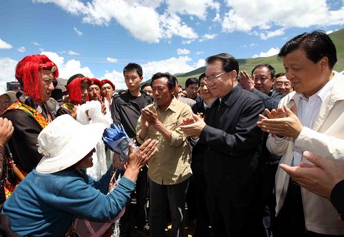 7月2日,中共中央政治局常委李長春專程來到青海玉樹地震災(zāi)區(qū)考察,看望慰問災(zāi)區(qū)各級干部群眾,實地察看災(zāi)后恢復(fù)重建特別是文化重建情況。這是李長春來到結(jié)古鎮(zhèn)賽馬場帳篷區(qū),了解群眾文化活動開展情況,看望正在進(jìn)行災(zāi)后重建的群眾。新華社記者 劉衛(wèi)兵 攝