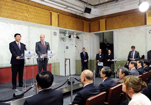 3月29日,中國國家副主席習(xí)近平在斯德哥爾摩與瑞典首相賴因費(fèi)爾特會談后共同會見記者。 新華社記者 饒愛民 攝