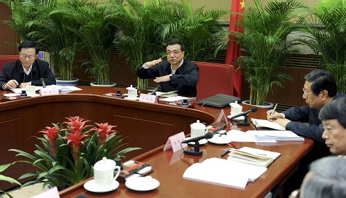 12月19日,中共中央政治局常委、國務(wù)院副總理李克強(qiáng)在北京主持召開經(jīng)濟(jì)社會(huì)發(fā)展和改革調(diào)研工作座談會(huì)并講話。 新華社記者 張鐸 攝