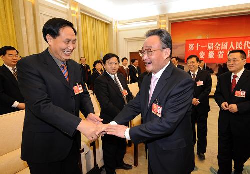 3月5日,中共中央政治局常委、全國人大常委會委員長吳邦國參加十一屆全國人大二次會議安徽代表團(tuán)的審議。新華社記者劉建生攝