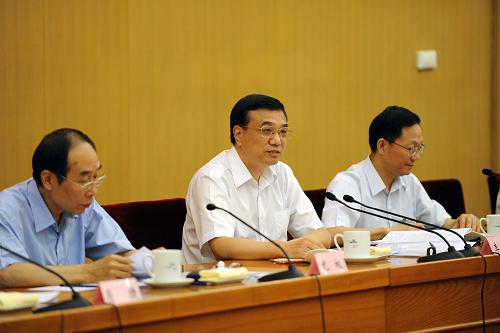 中共中央政治局常委、國(guó)務(wù)院副總理李克強(qiáng)近日出席全國(guó)財(cái)政工作座談會(huì)并講話。新華社記者 李濤 攝