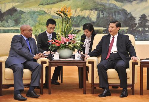 8月25日,中共中央政治局常委、國家副主席習(xí)近平在北京人民大會(huì)堂會(huì)見南非總統(tǒng)祖馬。 新華社記者 黃敬文攝