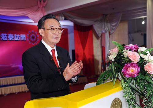 11月11日,正在泰國進(jìn)行正式友好訪問的中國全國人大常委會(huì)委員長吳邦國在曼谷出席在泰華人華僑各界舉行的晚宴。這是吳邦國委員長在晚宴上致辭。新華社記者 李濤 攝