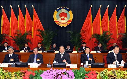 2月27日,政協(xié)第十一屆全國(guó)委員會(huì)常務(wù)委員會(huì)第四次會(huì)議圓滿完成各項(xiàng)議程后在北京閉幕。中共中央政治局常委、全國(guó)政協(xié)主席賈慶林出席并講話。 新華社記者 黃敬文 攝