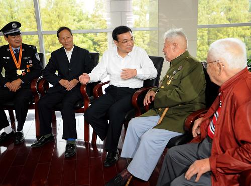 這是9月24日,李克強在井岡山看望慰問老紅軍、紅軍后代和勞動模范代表。新華社記者 馬占成 攝