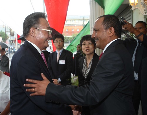 吳邦國會見馬達加斯加參議長 當?shù)貢r間11月11日,正在馬達加斯加進行正式友好訪問的全國人大常委會委員長吳邦國在參議院會見馬達加斯加參議長蘭德里亞桑德拉特里尼烏尼。 新華社記者劉衛(wèi)兵攝