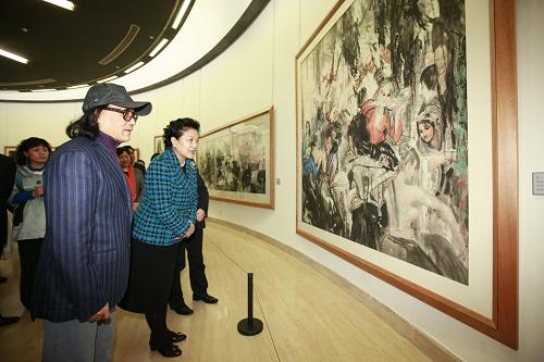 3月30日,國(guó)務(wù)委員劉延?xùn)|參觀正在中國(guó)美術(shù)館舉辦的石齊個(gè)人畫展。畫展展出了當(dāng)代畫家石齊自上世紀(jì)六十年代至今的精品畫作百余幅。這是劉延?xùn)|在石齊(前左)的陪同下參觀畫展。 新華社記者 任正來(lái) 攝