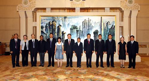 6月12日,鄭坰靖同志先進(jìn)事跡首場(chǎng)報(bào)告會(huì)在北京人民大會(huì)堂舉行。報(bào)告會(huì)開始前,中共中央政治局常委李長春等親切看望鄭坰靖同志的親屬和報(bào)告團(tuán)成員。新華社記者 姚大偉 攝