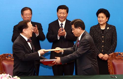 習(xí)近平出席《粵港合作框架協(xié)議》簽署儀式 4月7日,廣東省人民政府和香港特別行政區(qū)政府在北京人民大會堂正式簽署《粵港合作框架協(xié)議》。中共中央政治局常委、國家副主席習(xí)近平出席簽署儀式。 這是廣東省省長黃華華(右)與香港特別行政區(qū)行政長官曾蔭權(quán)交換文本。 新華社記者 龐興雷 攝