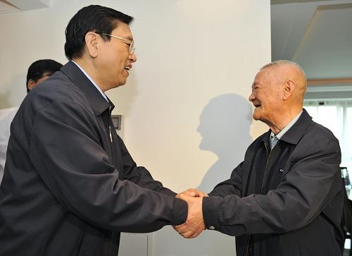 9月28日,中共中央政治局委員、國務(wù)院副總理張德江在北京看望了中國航天科技集團公司謝光選院士。 新華社記者謝環(huán)馳攝