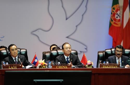 11月6日,中國國務院總理溫家寶在老撾首都萬象出席第九屆亞歐首腦會議第二次領導人會議。新華社記者 張鐸 攝