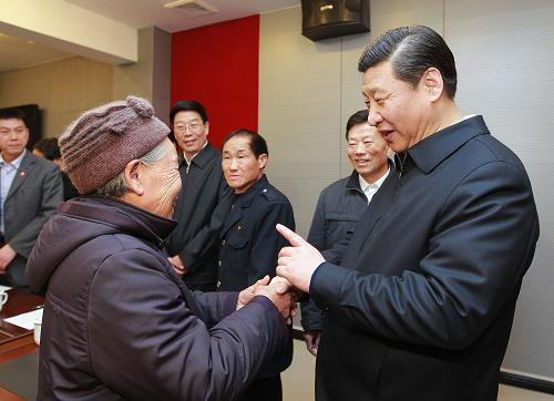 3月20日至23日,中共中央政治局常委、中央書記處書記、國家副主席習(xí)近平在湖南調(diào)研。這是3月20日,習(xí)近平在韶山市和韶山村黨員群眾代表座談時同老黨員劉秀華親切交談。新華社記者 鞠鵬 攝