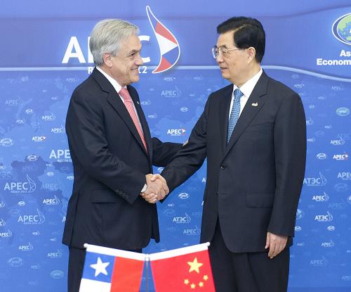 9月9日,國(guó)家主席胡錦濤在俄羅斯符拉迪沃斯托克和智利總統(tǒng)皮涅拉共同出席《中智自由貿(mào)易協(xié)定關(guān)于投資的補(bǔ)充協(xié)定》簽字儀式。這是兩國(guó)元首在簽字儀式后握手致意。新華社記者 王曄 攝