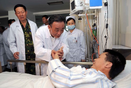 5月26日,中共中央政治局常委、全國人大常委會委員長吳邦國專程赴四川地震災區(qū),慰問干部群眾,看望救援人員,指導抗震救災工作。這是吳邦國委員長在成都軍區(qū)總醫(yī)院看望在廢墟中掩埋了108個小時被救出的55歲的李克誠。 新華社記者 饒愛民 攝