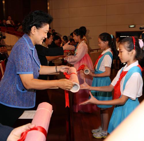 9月1日,2009年“中小學(xué)弘揚(yáng)和培育民族精神月”啟動(dòng)儀式在北京舉行。中共中央政治局委員、國務(wù)委員劉延?xùn)|出席啟動(dòng)儀式并講話。這是劉延?xùn)|向中小學(xué)生代表贈(zèng)送《新中國60年教育掛圖》。新華社記者高學(xué)余攝