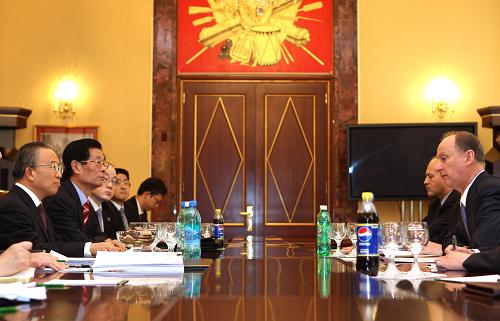 5月28日,中國國務(wù)委員戴秉國(左一)與俄羅斯安全會(huì)議秘書帕特魯舍夫(右一)在俄羅斯首都莫斯科的克里姆林宮舉行會(huì)談。新華社記者 魯金博 攝