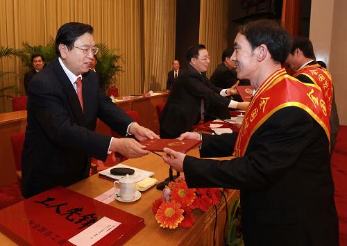 這是中共中央政治局委員、國(guó)務(wù)院副總理張德江為“全國(guó)煤礦十佳特聘群監(jiān)員”獲得者頒獎(jiǎng)。新華社記者 龐興雷 攝