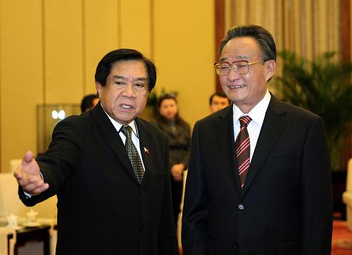 吳邦國會見菲律賓眾議院議長 10月21日,中共中央政治局常委、全國人大常委會委員長吳邦國在北京人民大會堂會見菲律賓眾議院議長、基督教穆斯林民主團結(jié)力量黨副主席諾格拉萊斯。 新華社記者 劉建生 攝