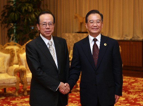 4月18日,國(guó)務(wù)院總理溫家寶在海南博鰲會(huì)見日本前首相福田康夫。新華社記者 龐興雷 攝