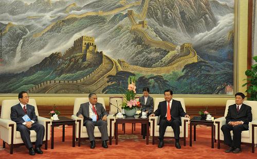 4月12日,中共中央政治局常委、全國政協(xié)主席賈慶林在北京人民大會堂會見來京出席亞洲宗教和平會議(簡稱“亞宗和”)2010年度執(zhí)委會議的“亞宗和”執(zhí)行主席山蘇汀、秘書長金星坤等“亞宗和”高層人士。 新華社記者 黃敬文 攝