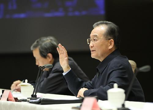 2月10日,國務(wù)院在北京召開全國糧食生產(chǎn)電視電話會議,溫家寶總理作重要講話。 新華社記者 鞠鵬 攝