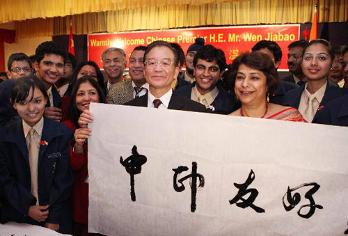 12月15日,正在印度進(jìn)行正式訪問的中國國務(wù)院總理溫家寶在新德里參觀泰戈爾國際學(xué)校并與學(xué)生親切交流。這是溫家寶總理將親筆書寫的“中印友好”條幅贈送給泰戈爾國際學(xué)校師生。新華社記者 劉衛(wèi)兵 攝