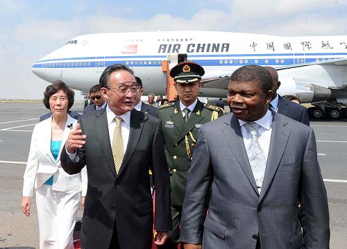 5月22日,中國全國人大常委會委員長吳邦國乘專機抵達羅安達,開始對安哥拉進行正式友好訪問。這是安哥拉國民議會第一副議長洛倫索到機場迎接吳邦國委員長一行。