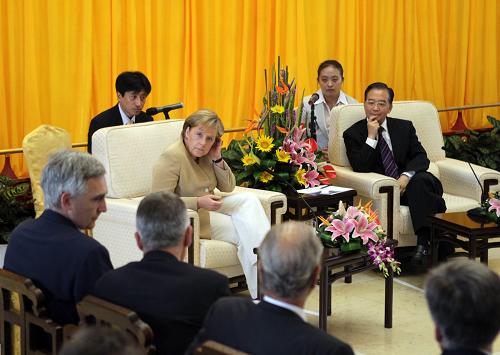 7月17日,中國國務(wù)院總理溫家寶和德國總理默克爾在西安共同會見中德企業(yè)家并與他們座談。 新華社記者 樊如鈞 攝