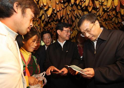 這是10月17日,在黔西南布依族苗族自治州興仁縣雨樟鎮(zhèn)并嘎村,李克強(qiáng)看望一戶居住在茅草房里的貧困農(nóng)戶時(shí),仔細(xì)了解這家人的居住、危房改造和孩子上學(xué)等情況。新華社記者 劉衛(wèi)兵 攝