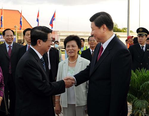 這是習近平與前來機場迎接的柬埔寨副首相兼內閣大臣索安親切握手。新華社記者 李濤 攝