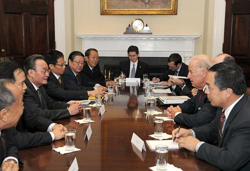 9月10日,正在美國(guó)進(jìn)行正式友好訪(fǎng)問(wèn)的中國(guó)全國(guó)人大常委會(huì)委員長(zhǎng)吳邦國(guó)在白宮會(huì)見(jiàn)美國(guó)副總統(tǒng)兼參議長(zhǎng)拜登。新華社記者 馬占成 攝